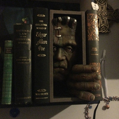 Peeping On The Bookshelf Booknook